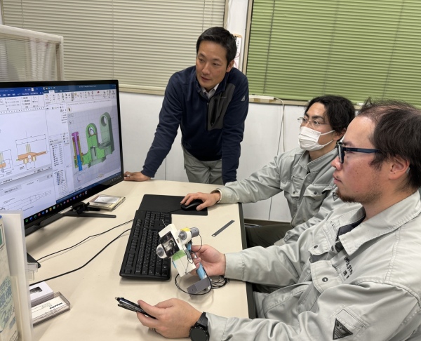 3Dモデルから3Dプリンタを使用して、測定装置の作成を行っている風景画像